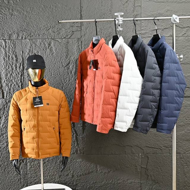 可隆冬季户外立领保暖羽绒服！ 保暖性 颜值并存的一款羽绒服，上身不要太好看！ 这几年风靡世界，一款时装运动兼备的好货。 每一处要求非常严格，对面料做工等各方面要