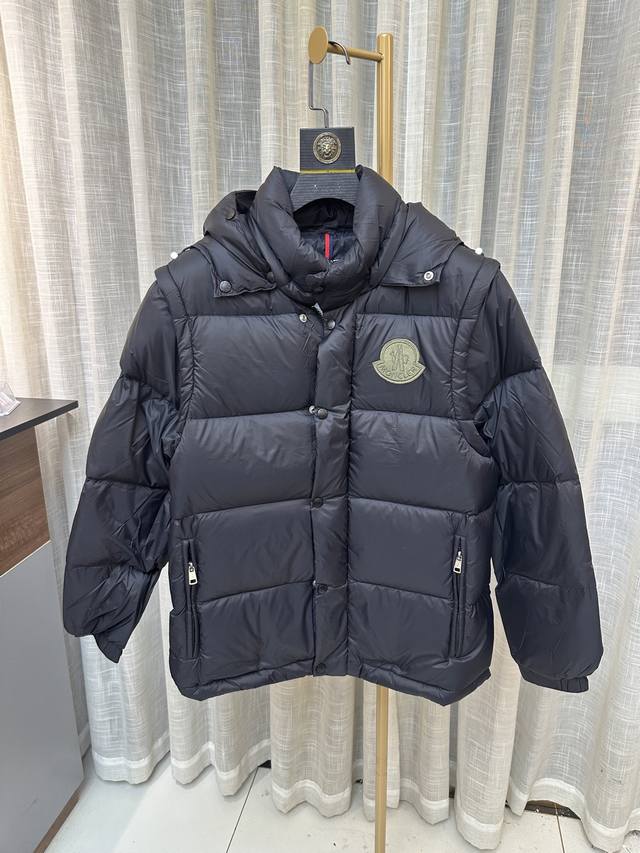 Moncler 蒙口2025冬季新款男女同款可脱卸经典款刺绣羽绒服 Moctbeliare系列夹克羽绒服 经典之作永不过时.包裹比例牢靠,实穿百搭的风靡款. 日