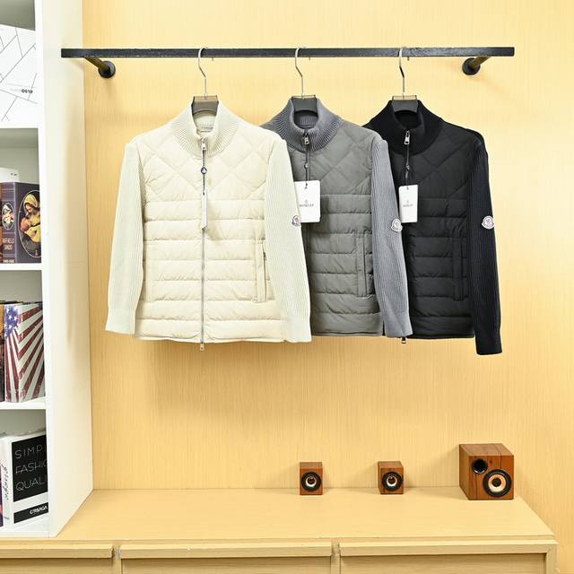 蒙口2025秋冬季新款男女同款针织拼接立领羽绒服，黑白灰三色可选！前后拼接羽绒设计，内里90%白鸭绒填充，蓬松度超好。双向拉链开合设计，立领防风保暖，针织拼接袖