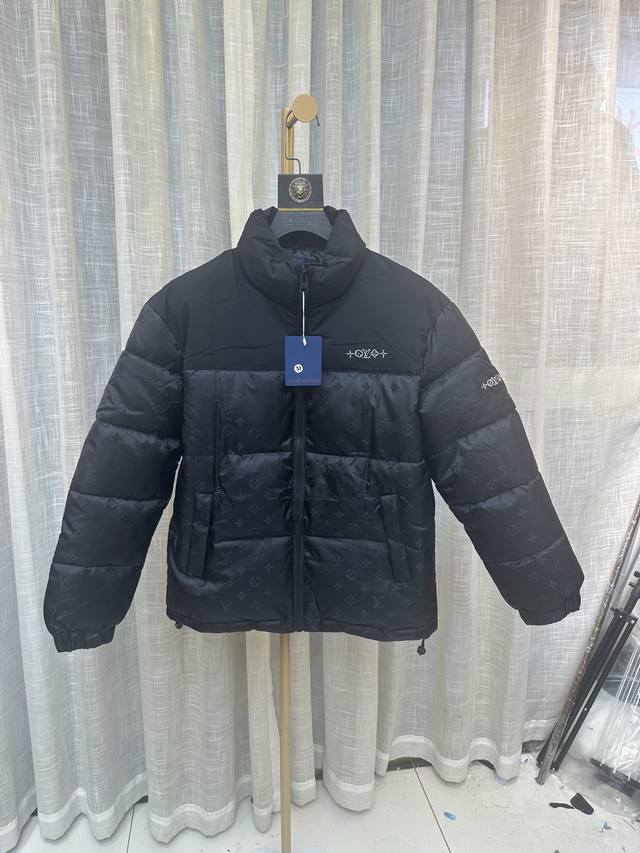 全码现货 Lv刺绣立领厚实羽绒棉服 Louis Vuitton老花满印羽绒棉服 -采用正品一致相似面料定制 原版购入打版 -内里冲绒420克羽绒棉 双层衬布缝合