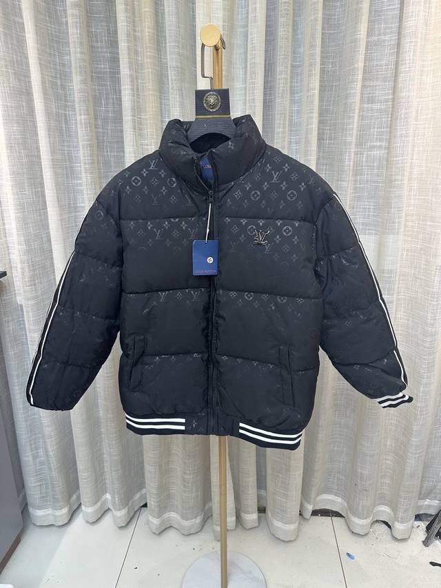 全码现货 Lv铁牌立领厚实羽绒棉服 Louis Vuitton老花满印羽绒棉服 -采用正品一致相似面料定制 原版购入打版 -内里冲绒420克羽绒棉 双层衬布缝合