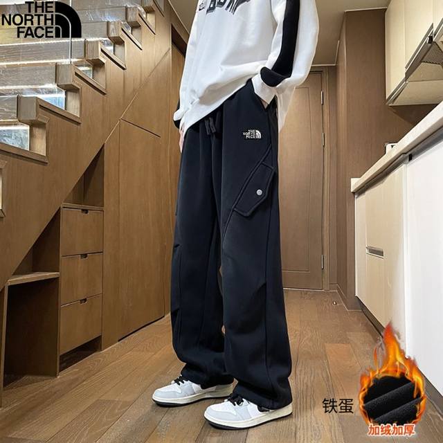 北面The North Face秋冬新款，男女同款加绒加厚休闲裤长裤，男士卫裤直筒裤主推新款时尚棉质加绒加厚卡尔棉百搭纯色直筒学生卫裤休闲裤长裤。面料柔软舒适，