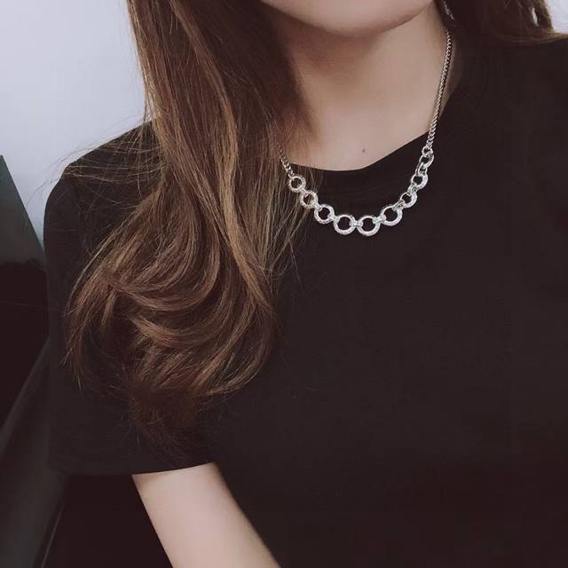 Chrome Hearts克罗心锁骨项链 配全套包装 送礼好物 白铜材质，进口镀银工艺，精工打造 别具一格的质感和色泽，使首饰粗犷而古朴。经过特殊处理,可以保持