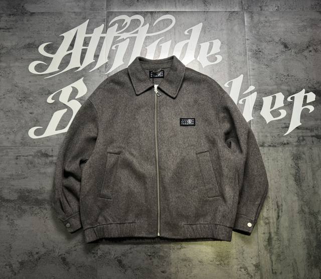 梅森 马吉拉 Maison Margiela 高端羊毛尼复古基础拉链立领外套 面料采用重磅高端羊毛尼材质 手感舒适羊毛含量高 上身简约百搭 基础款 全年龄段可搭