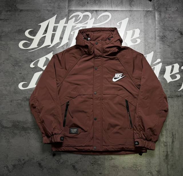 Nike多功能三色冲锋机能薄棉夹克 面料采用定制冲锋夹克梭织面料 手感细腻 版型硬挺 上身效果机能风拉满 万针刺绣工艺 激光切割技术 高密度立体饱满原版复刻 轻 Nike多功能三色冲锋机能薄棉夹克 面料采用定制冲锋夹克梭织面料 手感细腻 版型硬挺 上身效果机能风拉满 万针刺绣工艺 激光切割技术 高密度立体饱满原版复刻 轻