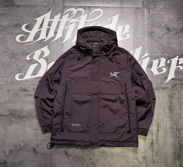 始祖鸟 Arc'teryx 多功能三色冲锋机能薄棉夹克 面料采用定制冲锋夹克梭织面料 手感细腻 版型硬挺 上身效果机能风拉满 万针刺绣工艺 激光切割技术 高密度