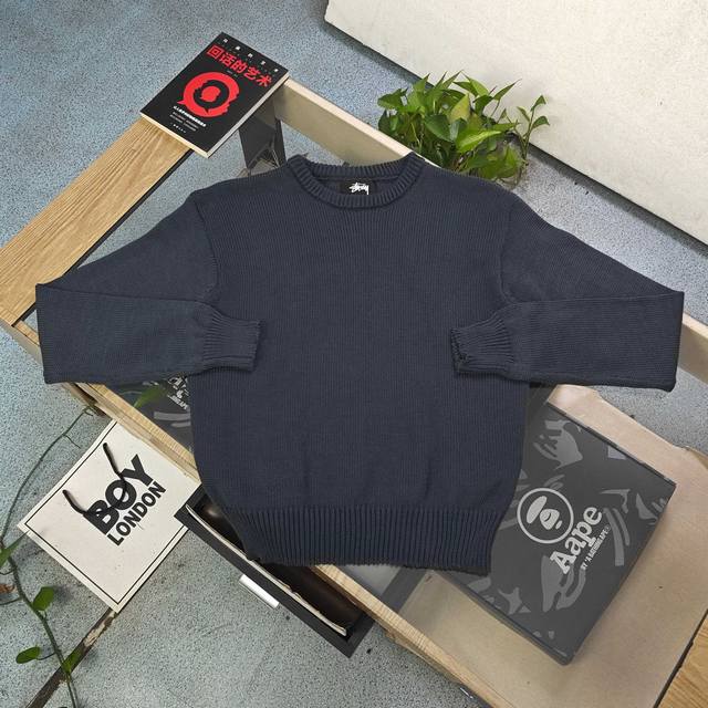 上新 款号：Xb3002 高版本 2025秋冬新款Stussy斯图西冲浪小人经典图案Logo提花情侣宽松针织圆领毛衣，采用原版百分百 %羊毛面料，原版定制纱线，