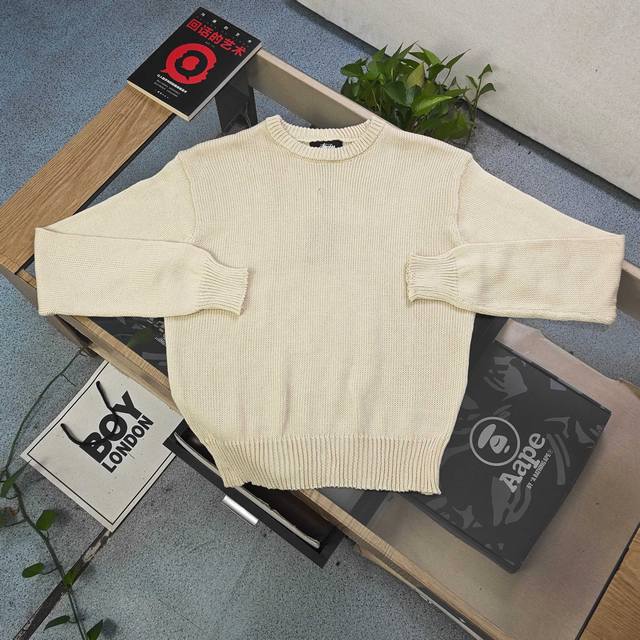 上新 款号：Xb3002 高版本 2025秋冬新款Stussy斯图西冲浪小人经典图案Logo提花情侣宽松针织圆领毛衣，采用原版百分百 %羊毛面料，原版定制纱线，