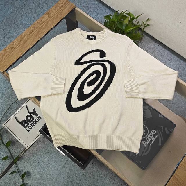 上新 款号：Xb3004 高版本 2025秋冬新款Stussy斯图西蚊香图案Logo提花情侣宽松针织圆领毛衣，采用原版百分百 %羊毛面料，原版定制纱线，上身百搭