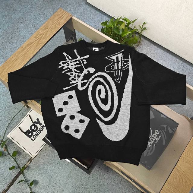 上新 款号：Xb3003 高版本 2025秋冬新款Stussynike斯图西联名耐克蚊香骰子桌球图案Logo提花情侣宽松针织圆领毛衣，采用原版百分百 %羊毛面料