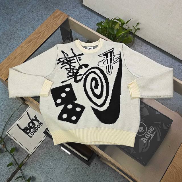 上新 款号：Xb3003 高版本 2025秋冬新款Stussynike斯图西联名耐克蚊香骰子桌球图案Logo提花情侣宽松针织圆领毛衣，采用原版百分百 %羊毛面料