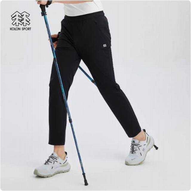 Kolon Sport可隆男子户外防泼水加绒梭织运动长裤冲锋裤！ 经典梭织运动长裤。面料轻质舒爽，挺阔有型，内里摇粒绒复合，防风防水，亲肤保暖。 松紧腰围，穿脱