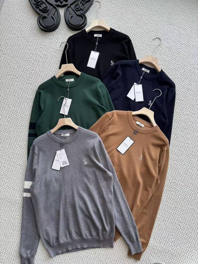 时尚都市型男推荐款，英伦绅士风度Hazzys哈吉斯男士羊毛衫休闲长袖针织衫保暖纯色毛衣，官网同步热销爆款，旗舰店折扣公价1610，月销过千单，简洁时尚的风格，深