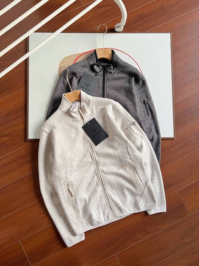 Arcteryx始祖鸟Covert纯色拉链立领抓绒长袖情侣外套！情侣款！ 始祖鸟向来以卓越品质著称，这款针织毛衫外套也不例外。它精选高品质的柔软纱线，不仅触感细