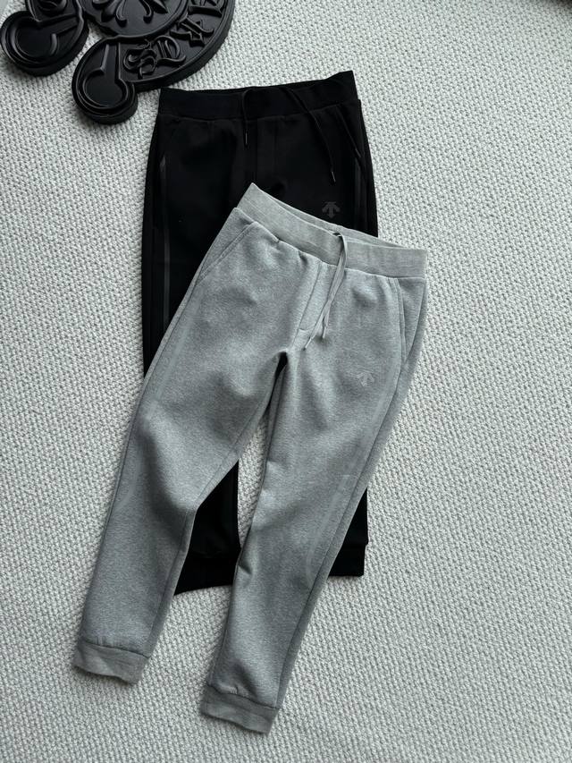 原单 型男魅力指数Max 摇身一变清爽大男孩Des男士弹力棉质束脚慢跑卫裤属于精致型男的穿搭“调剂品”原面料的含金量随便去对比 手感类似于空气棉 罗马布，拿在手