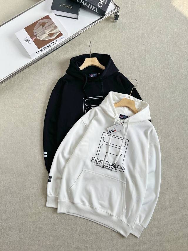 Fila Fusion斐乐潮牌男子连帽卫衣新款时尚纯棉针织上衣 棉涤弹力面料，肌理清晰耐磨耐穿，手感顺滑，拉伸性好！ 面料手感厚实，布面平整，手感顺滑，触感细腻