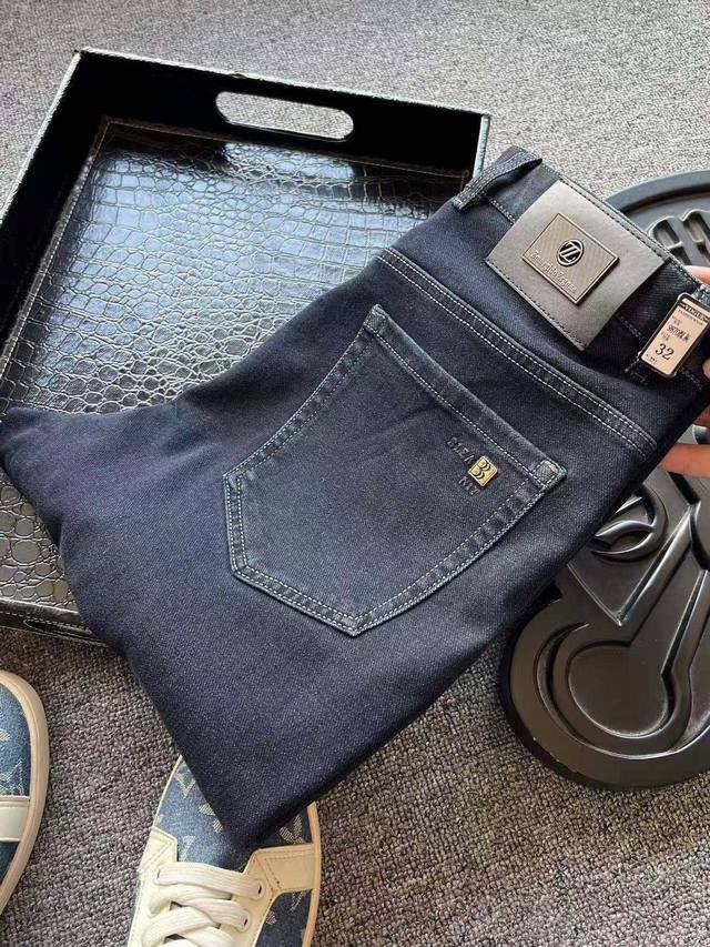 顶级新品牛仔裤！ 人气爆款！Zegna 杰尼亚专柜新品水洗深蓝灰牛仔裤！恒隆在售万元级，款号：9870 杰尼亚家今年最新采用新疆长绒棉牛仔面料，经过纯天然碱性水