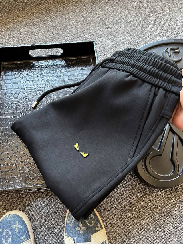 入专柜品质！ 人气爆款！Fendi 芬迪小怪兽专柜新品高端加厚莫代尔棉束脚裤长裤！恒隆在售万元级，款号：2534 芬迪家今年最新加厚莫代尔面料，表层做了液氨处理