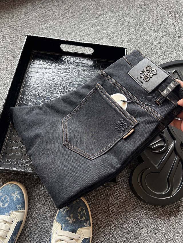顶奢专柜货！ 人气爆款！Loewe 罗意威&On 昂跑联名设计高端顶奢天丝长绒棉牛仔裤！恒隆在售万元级，款号：3281 罗意威&昂跑联合开发最新意大利纯进口天丝