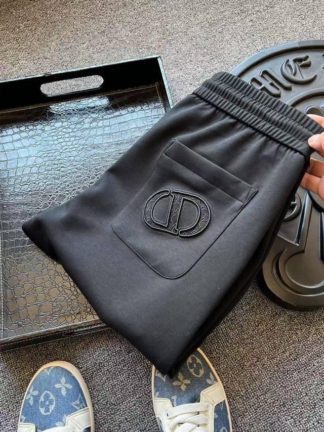 专柜顶奢货！ 人气爆款！Dior 迪奥专柜新品Cd款高奢长裤！恒隆在售万元级，款号：2505 迪奥家今年优选特级液氨铜氨丝长绒棉面料！拿到手摸起来手感特别细腻，