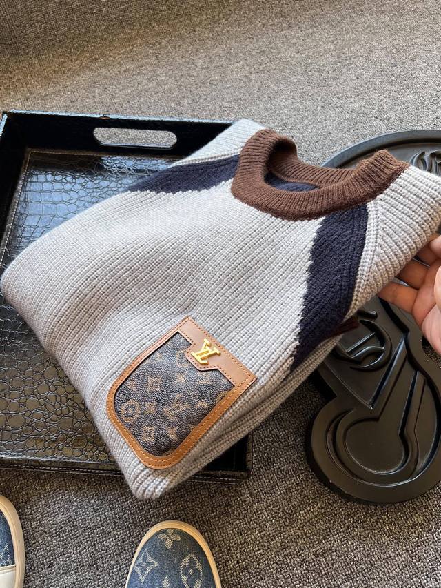 轻奢色织毛衣！ 人气爆款！Louis Vuitton 路易斯威登Lv专柜新品一体色织拼色毛衣！恒隆在售万元级，款号：1198 路易斯威登家今年优选美丽诺羊毛纱线