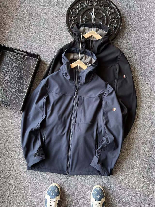 软壳户外！ 人气爆款！Moncler 蒙口专柜新品加厚软壳连帽外套冲锋衣！恒隆在售万元级，款号：8002 蒙口家今年最新户外三防面料，添加弹力氨纶成分，上身日常