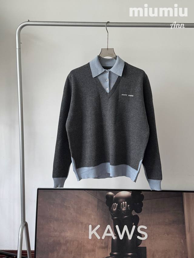 Miumiu 缪缪25Fw羊毛混纺莫兰迪Polo领拼色假两件长袖毛衣 核心面料：原版一致羊毛混纺，含35%羊毛、45%棉、20%锦纶。另有亲肤天丝与光泽真丝成分
