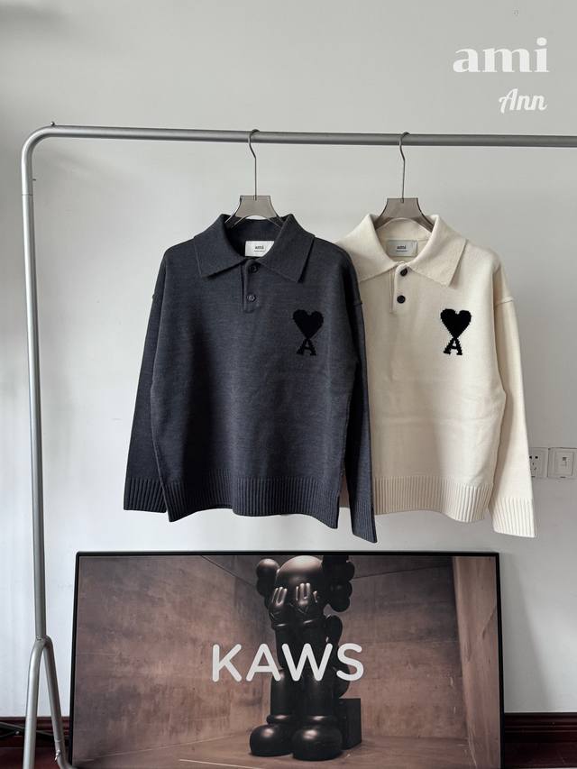 Ami Paris 25Fw纯色胸前爱心Logo羊毛Polo衫 核心面料：原版一致羊毛混纺，定染羊绒纱线。成分含50%羊绒、40%棉、10%锦纶。手感细腻软糯，