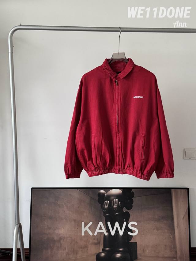 We11Done 24Fw 倒置标语字母牛仔翻领夹克外套 核心面料：精选牛仔单面棉质，表面织法、纹路、质感均与原版一致。 卓越质感：面料挺括有型，兼顾舒适度与耐