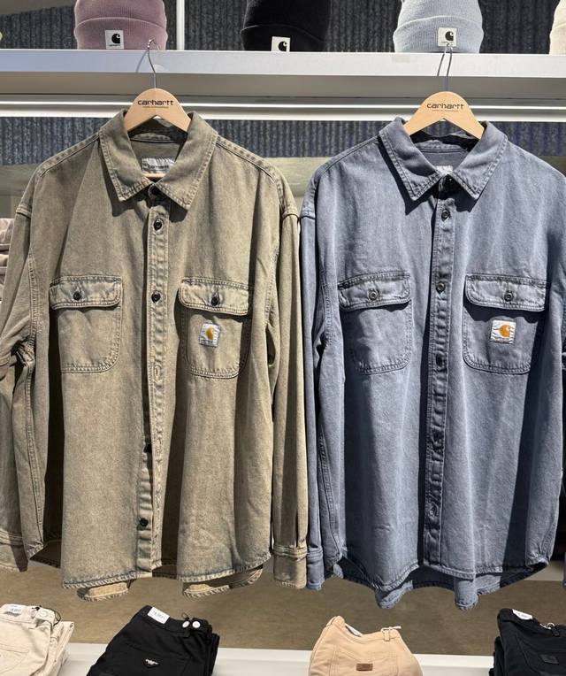 Carhartt Wip Ss25 胸前口袋水洗做旧衬衫式牛仔外套 核心面料：14.5盎司厚实牛仔布，面料扎实有质感，挺括有型。 卓越质感：经过水洗做旧处理，表