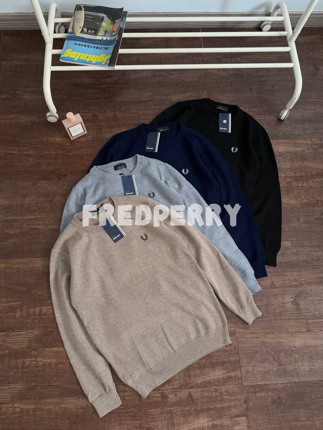 Fred Perry男士休闲针织衫2025秋冬宽松纯色麦穗刺绣长袖潮K9601 核心面料：定制纯棉面料，亲肤舒适，弹力十足，包容性强。 卓越质感：整体挺括有型，