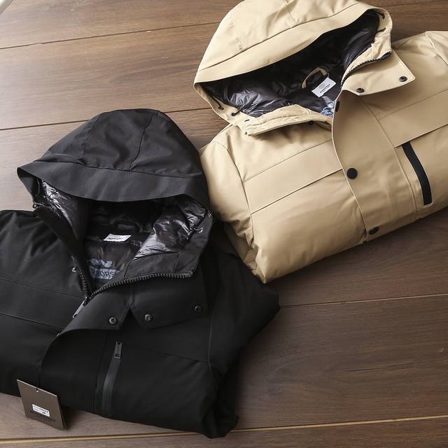 严选好货！Burberry 巴宝莉新款男士连帽羽绒服外套！贸易公司订单，进口科技覆膜防风防水面料，内里90白鹅绒填充，轻盈蓬松，保暖舒适！全身多处压胶工艺，门襟