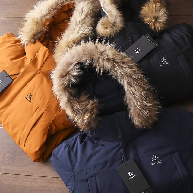 严选好货！凯乐石Kaillas新款男士工装连帽羽绒服外套！经典时尚款，客供科技尼龙防风防水面料，内里90%灰鹅绒填充，双层防绒内胆，搭配超大毛领，双层按扣、拉链
