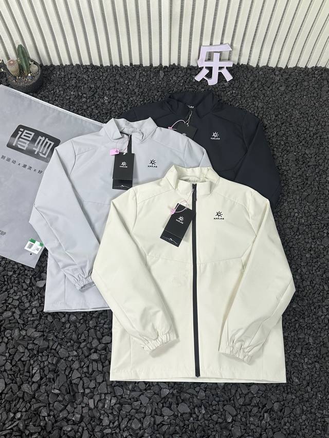 Kailas 凯乐石刺绣户外经典防风防水立领夹克外套男女同款- 胸前重工经典刺绣Logo 软壳外套的版型设计经过精心考量，既贴合人体曲线，又给予身体充分的活动空