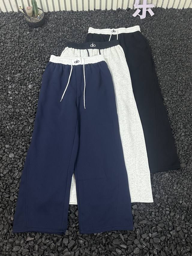 Alo 三色基础简约标识Logo 拼色休闲阔腿卫裤 - 运动与日常的无缝衔接，舒适与型格的双重礼遇 当Alo的运动基因邂逅宽松阔腿版型，这条卫裤便成了穿搭界的“