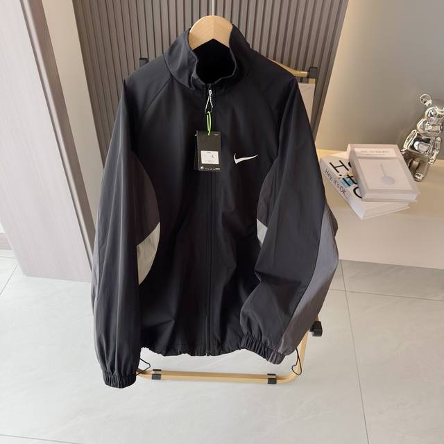 Nike 耐克海外限定拼接冲锋衣夹克 轻奢主义 男女日常通勤穿搭必备单品 正确版本 欢迎对比 采用加密尼龙纺面料，防泼水科技，耐用耐磨！侧面口袋 ，小高立领设计