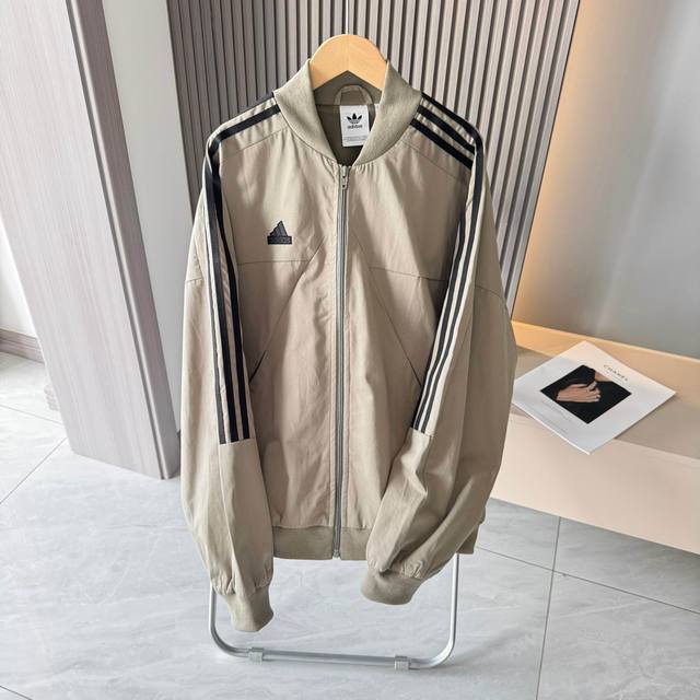 Adidas 阿迪达斯海外新款立领夹克外套 官网同步发售 细节在线，随意对比！ 原版复刻 专柜定色定染，同款提花记忆面料硬度适中，上身挺括不拖拉。初秋外穿，经典