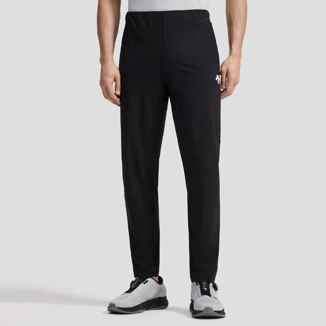 Descente迪桑特Training系列综训健身男士梭织运动长裤 在都市的繁忙节奏与户外的活力召唤间，你是否一直在寻觅一款能无缝切换生活场景的神裤？迪桑特这款