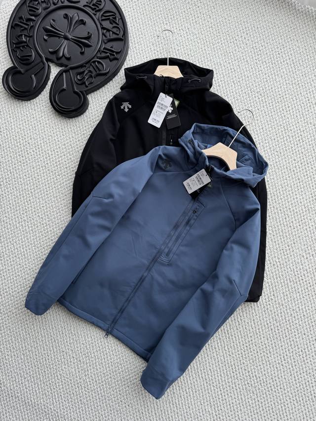 全新升级 门店款！，门店款！25秋冬新品Descente迪桑特Training综训运动健身防泼水男士加绒梭织上衣外套。一件可都市通勤，也能户外尽情玩耍的全天候软