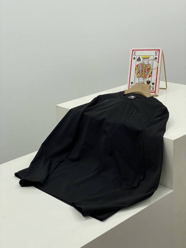 Descente迪桑特训练运动健身男士吸湿排汗长袖T恤 经典Training系列长袖运动T恤。采用质感轻量针织面料制作，面料触感细腻，柔软亲肤，同时具有吸湿排汗