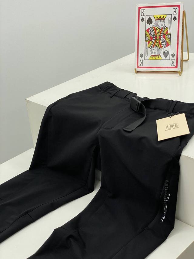 Kolon可隆户外软壳裤男女防泼水防风Sky Hiker四面弹长裤 大身采用四面弹的双层编织面料，具有防风及防泼水的功能多口袋设计，袋口配有拉链，可安全放置小物