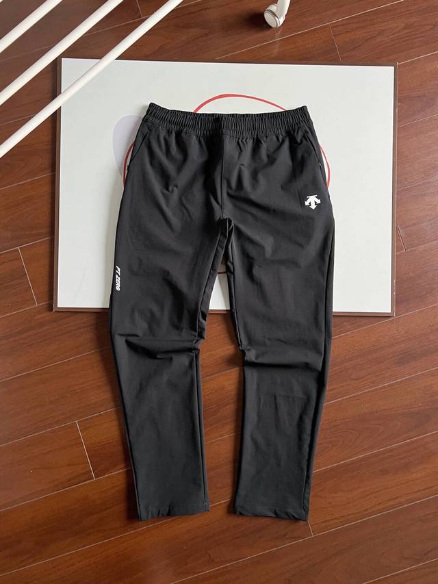 Descente迪桑特男士秋冬Ptzero防泼水亲肤梭织运动长裤 迪家男款户外休闲长裤 一款封神之作的男士长裤,不仅户外可穿,城市商务休闲也可搭配! 面料采用新 Descente迪桑特男士秋冬Ptzero防泼水亲肤梭织运动长裤 迪家男款户外休闲长裤 一款封神之作的男士长裤,不仅户外可穿,城市商务休闲也可搭配! 面料采用新