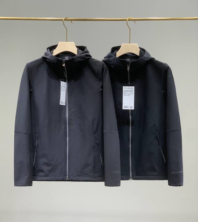 Lulu男士户外防风抓绒软壳运动夹克 防风保暖：采用科技方格暖绒内里，速暖速热，循环锁温，有效阻挡寒风侵袭，让你在寒冷天气中保持温暖。 透气舒适：面料具备吸湿排
