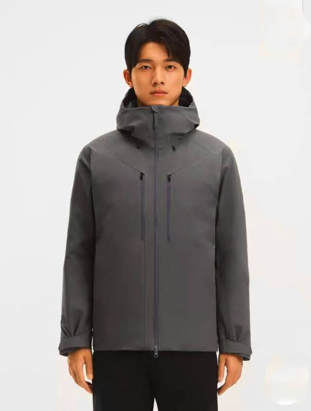 可隆2025冬季新品！发防风防水机能棉男士连帽冲锋衣棉服 颜色：黑色 ，姜黄，军绿色，米白色。 尺码：M-3Xl 轻量保暖防风防泼水冲锋棉衣。 可隆2025柜子