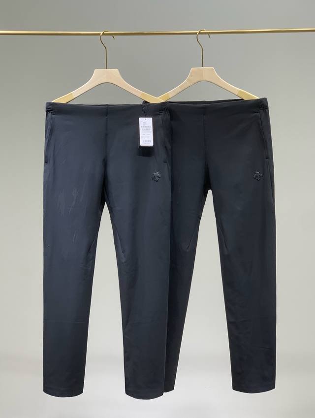 加厚迪桑特Training综训系列这款加厚男士梭织运动长裤，专为秋冬户外训练设计。它采用高密度梭织软壳面料，结合防水透湿科技，在保持防风锁温的同时，能快速导出运