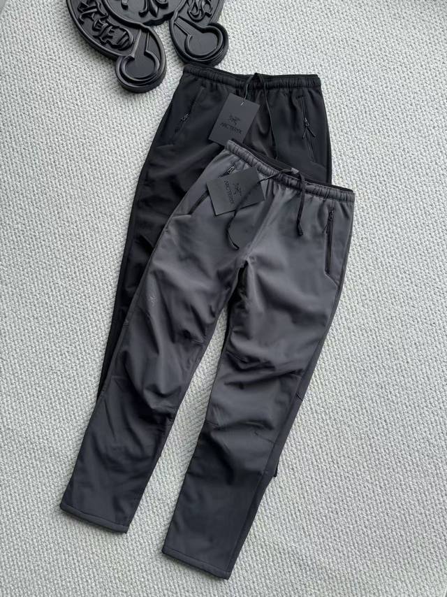 鸟家2025冬款男士梭织抓绒软壳防风长裤。 户外探索，就该选条“全能型”裤子，当你踏上山野、穿梭城市，这条抓绒软壳裤子就是你的 可靠伙伴 。 它有着利落的剪裁，