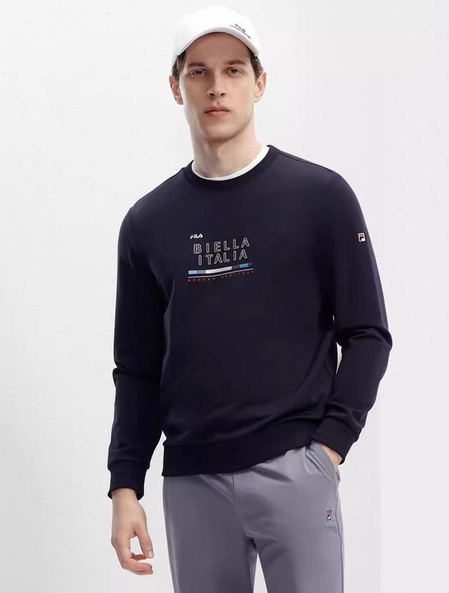 加绒款，Fila 斐乐官方男子套头加绒卫衣时尚休闲简约基础针织上衣！ 简洁圆领，休闲利落易穿搭，质感棉质面料，双面针织，柔软亲肤，舒适透气！ 内里加绒，保暖升级