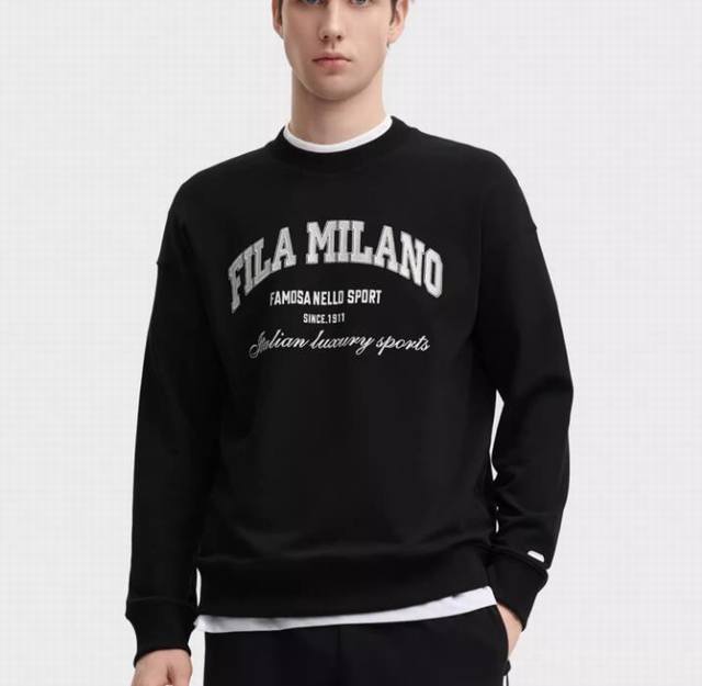 加绒款，Fila 斐乐官方男子套头加绒圆领卫衣休闲舒适针织长袖上衣！ 棉涤混纺面料，内里银狐绒，细腻亲肤，温暖呵护。舒适透气，柔软耐穿。挺括有型，保暖舒适！ 前