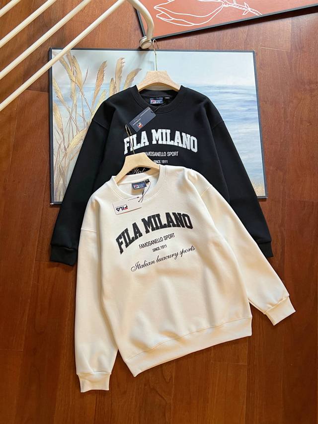 加绒款，Fila 斐乐官方男子套头加绒圆领卫衣休闲舒适针织长袖上衣！ 棉涤混纺面料，内里银狐绒，细腻亲肤，温暖呵护。舒适透气，柔软耐穿。挺括有型，保暖舒适！ 前