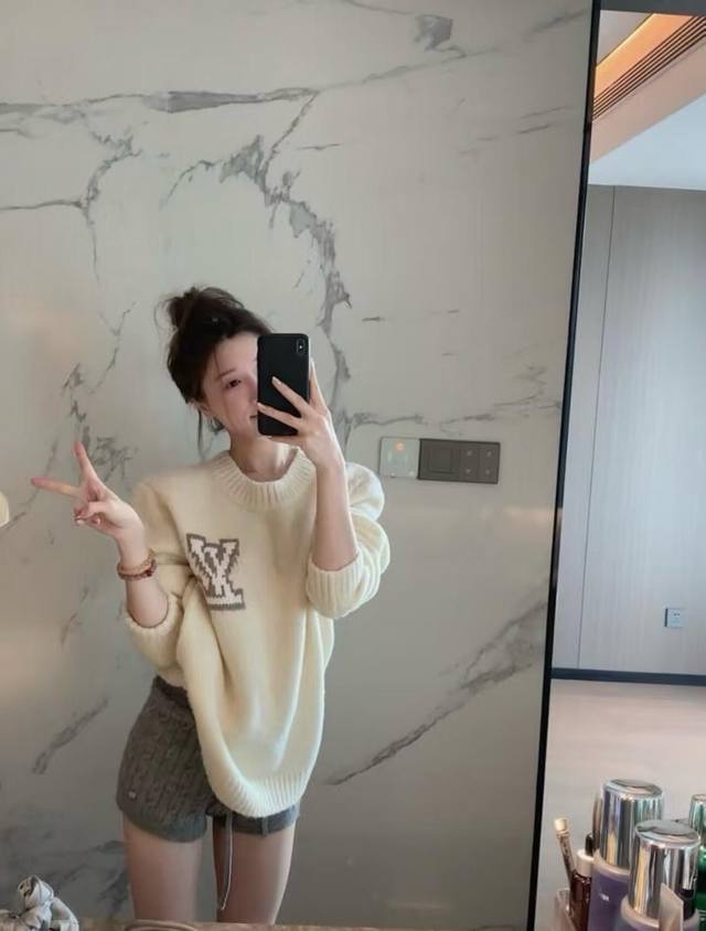 上新 驴 镜像软绵绵毛衣 温柔白 手感超级软糯 软绵绵的很舒适 颜色是超温柔的奶白色 干净纯粹 自带柔光滤镜 给人一种软糯清甜的感觉 轻松拿捏纯欲氛围 颜色：白